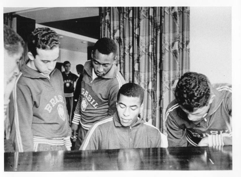 Il ritiro della nazionale brasiliana ai Mondiali 1966 in Inghilterra. Jairzinho al pianoforte sotto gli occhi di Pel e di altri compagni di squadra 